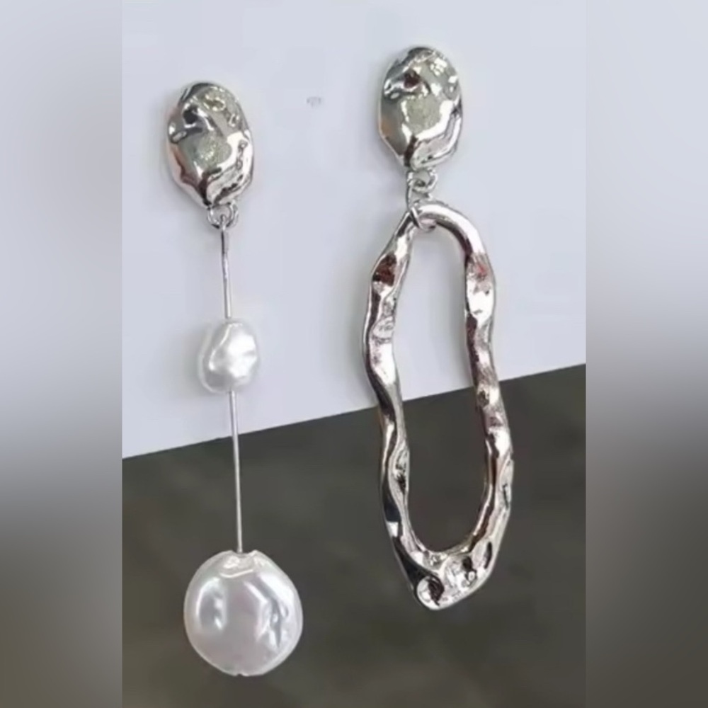 Elegant Asymmetrical Gold and Pearl Drop Earrings - Picture 4 of 16
